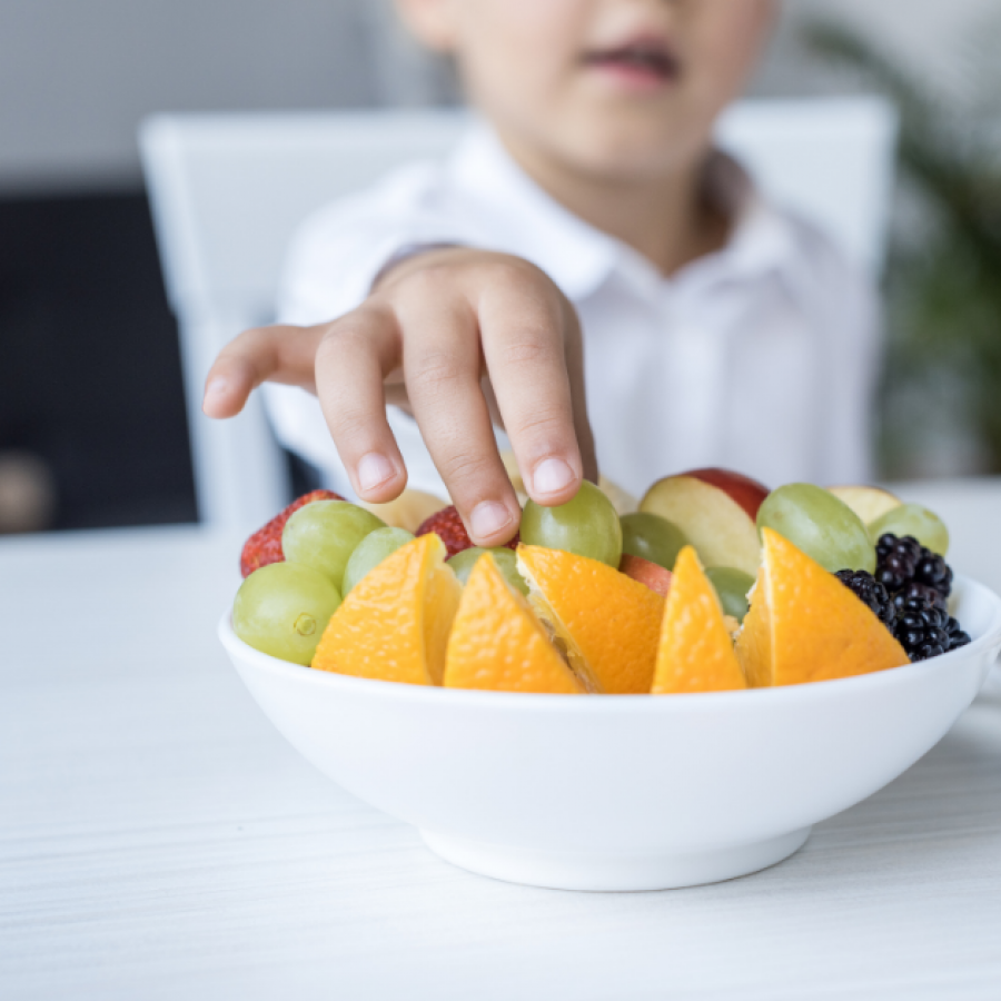 Kinderdietist kind fruit eten